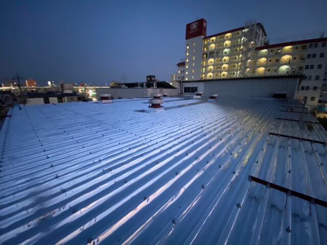 暑さ対策と屋根からの止水にサーモバリアスカイ工法 | 工場