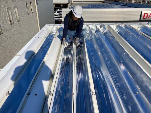 折板屋根の遮熱にはサーモバリアスカイ工法 | 工場